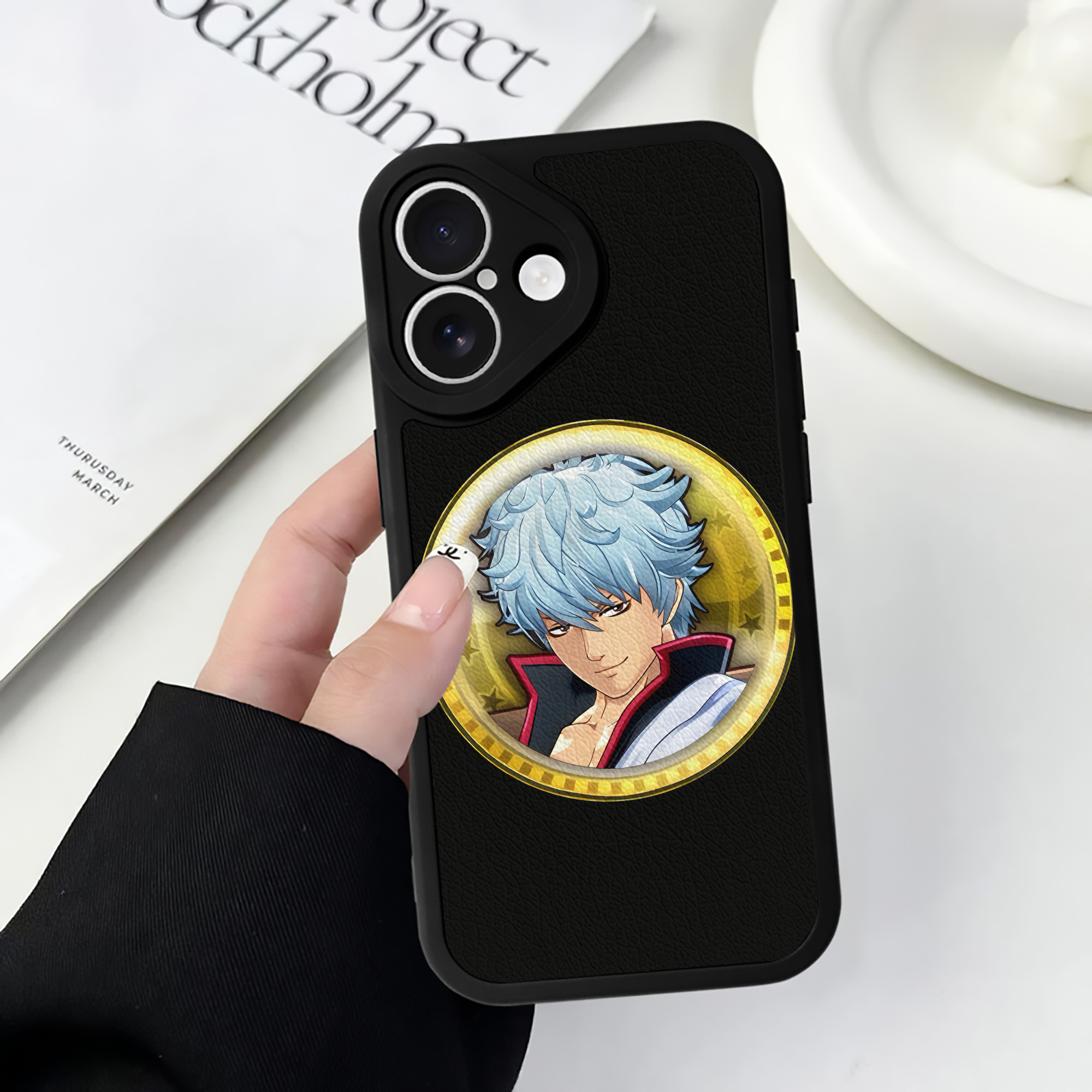 （画像用） ぎんたま 坂田銀時（さかたぎんとき） 神楽 志村新八（しむら しんぱち） GINTAMA Sakata Gintoki Kagura Shimura Shinpachi 【iPhone 16シリーズ対応】シリコンスマホケース（レザー調） 材質：シリコン